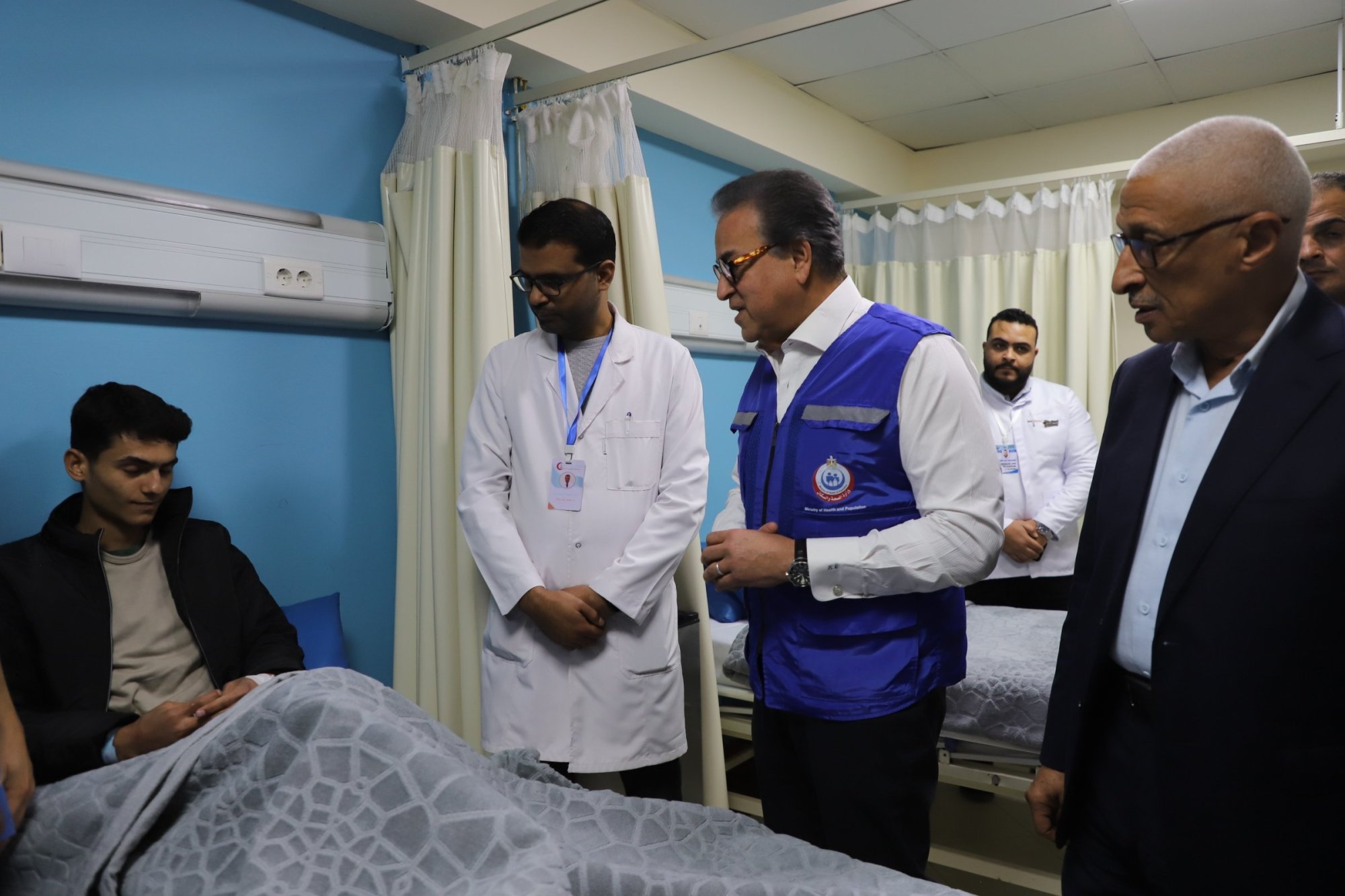 حديث ودي بين الوزير وأحد المصابين الذين يتلقون العلاج