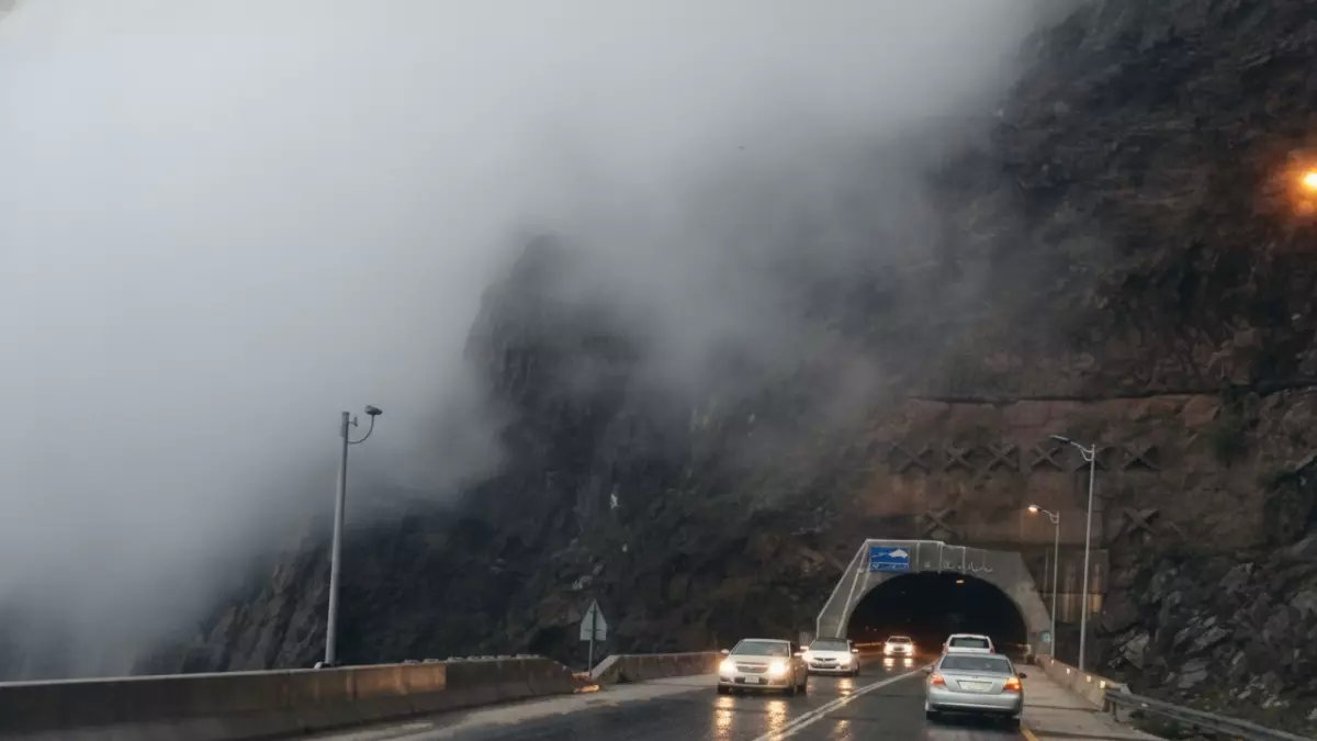 عاجل: عاصفة مرعبة تضرب 3 مناطق سعودية... رؤية صفر وبرد قاتل حتى الليل!