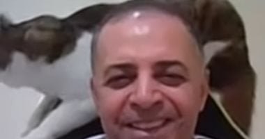 قطة تقتحم لقاءا صحفيا وتقفز على كرسى الضيف خلال بث مباشر.. فيديو