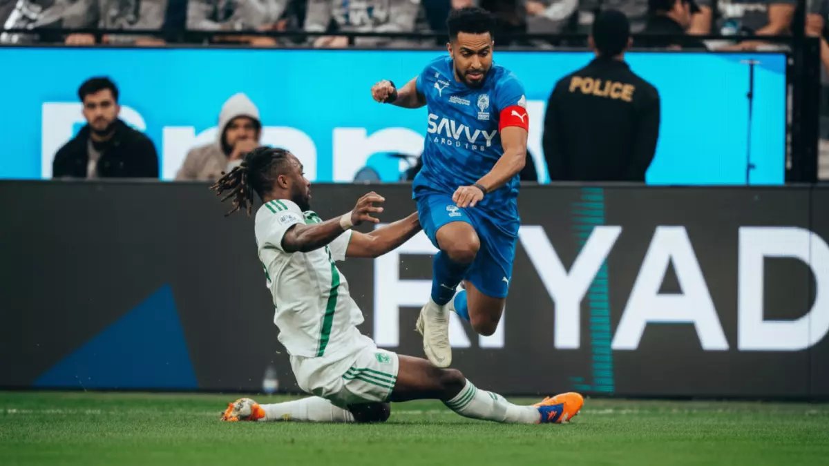 صادم: قمة الهلال والأهلي تنتهي بفضيحة تكتيكية... والجماهير تطالب بتحقيق عاجل!