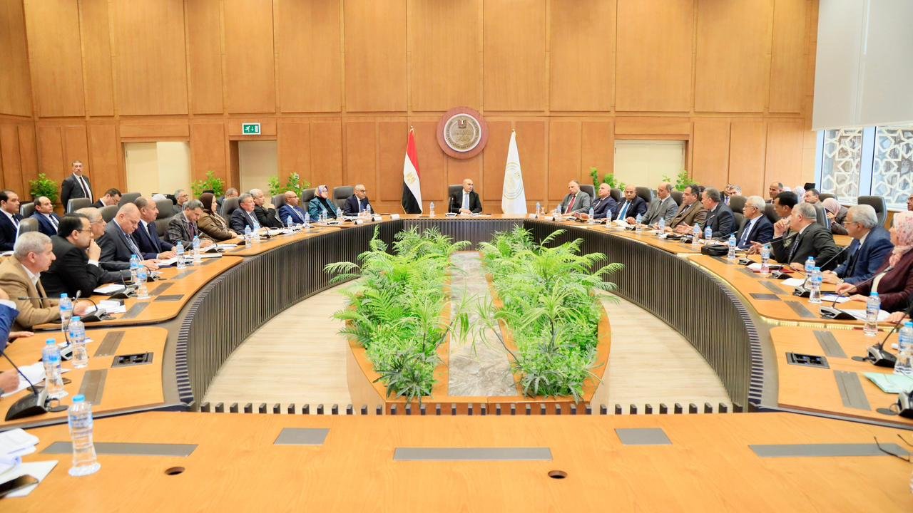 وزير التعليم خلال اجتماعه مع المديريات التعليمية