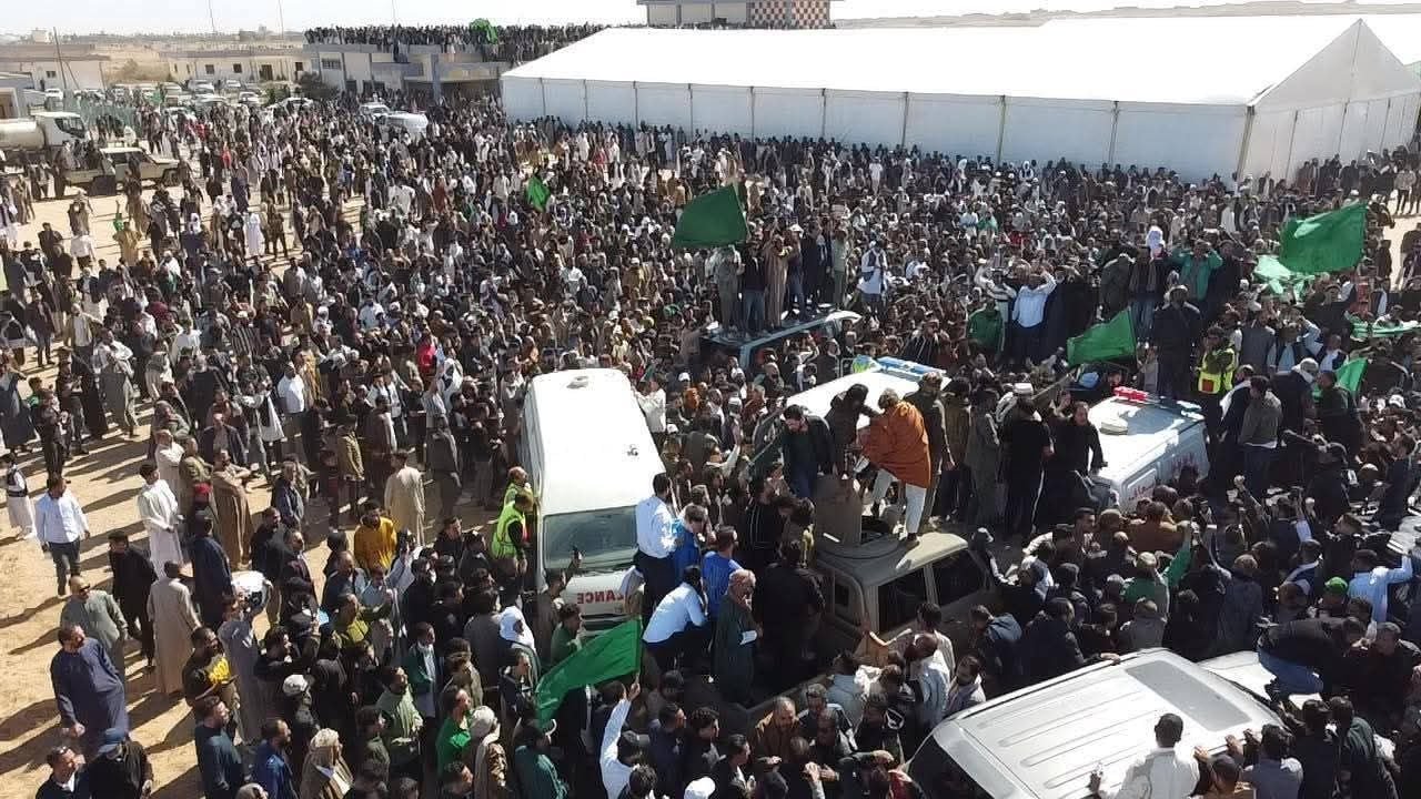 الحشود فى بني وليد لحظة وصول جثمان سيف الاسلام القذافي