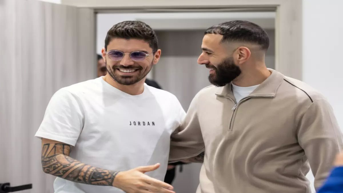 شاهد: لحظات تاريخية لـ بنزيما في أول يوم بالهلال - صور حصرية تُظهر النجم العالمي بالقميص الأزرق!