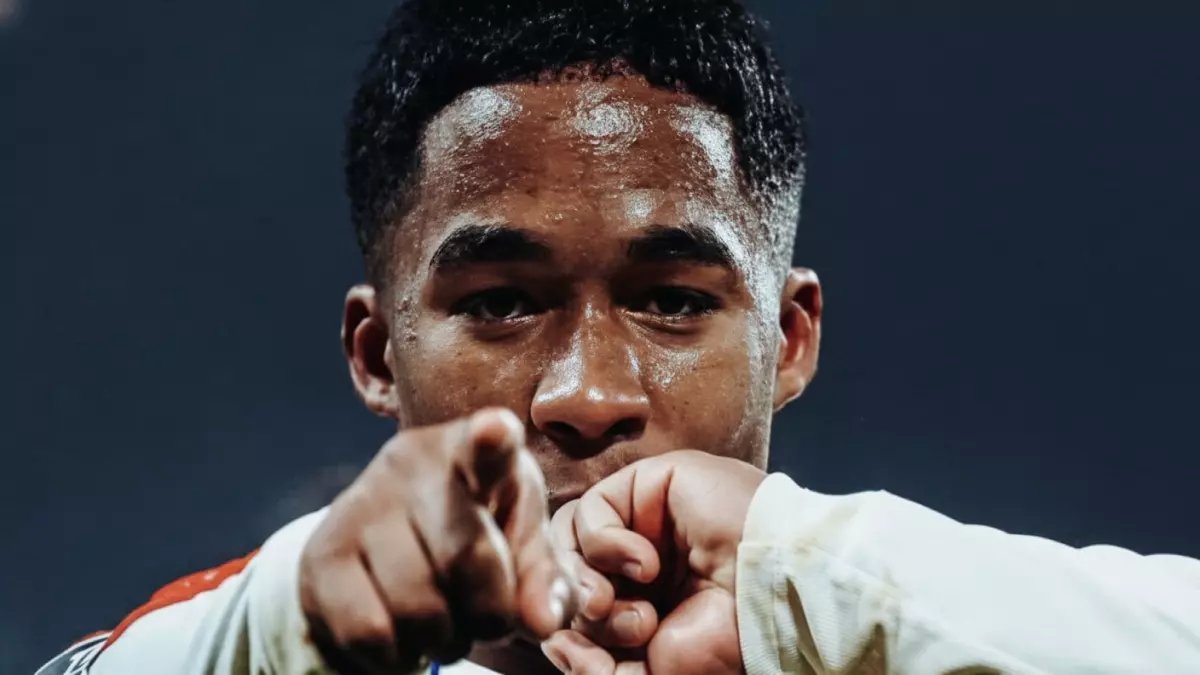 صادم: إندريك يسافر من مدريد لليون بـ"جيش شخصي" من 4 أشخاص... هل هذا طبيعي للاعب؟!