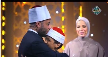 أسامة الأزهرى يحتضن ويقبل رأس الفائز بجائزة الغصن الذهبي بدولة التلاوة