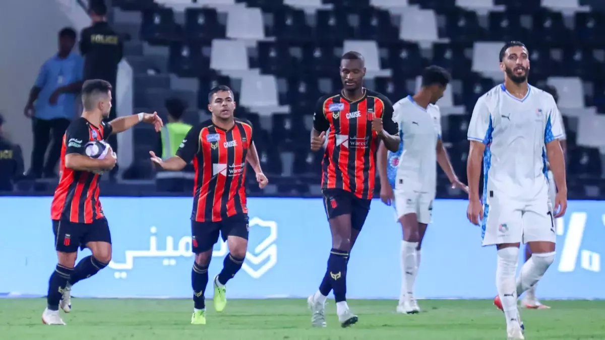 نيوم يزلزل الرياض بصعوبة في دوري روشن .. ما حصل على أرضية الملعب خيالي!