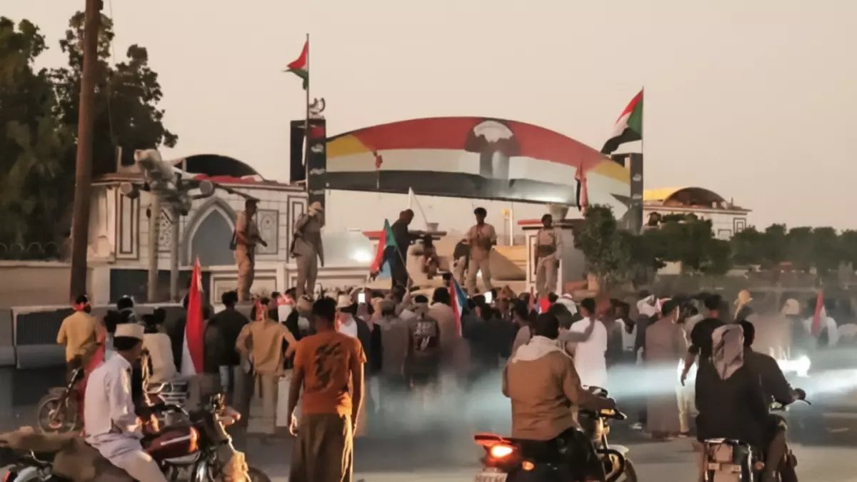 عاجل: فوضى دموية تهز حضرموت.. اقتحام القصر وتمزيق العلم السعودي يشعل صراعاً خطيراً!