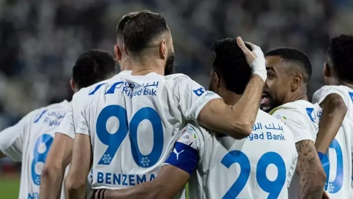 من صورة في ممر ملعب أوروبي إلى قائد له... قصة سالم الدوسري وبنزيما التي لم تُروَ من قبل!