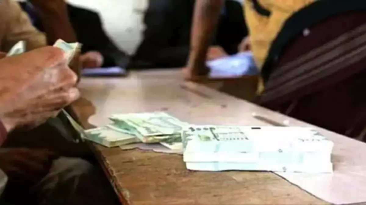 عاجل: الحوثيون يقسمون الموظفين لـ3 فئات صادمة... من يحصل على راتب كامل ومن يُحرم 9 أشهر؟