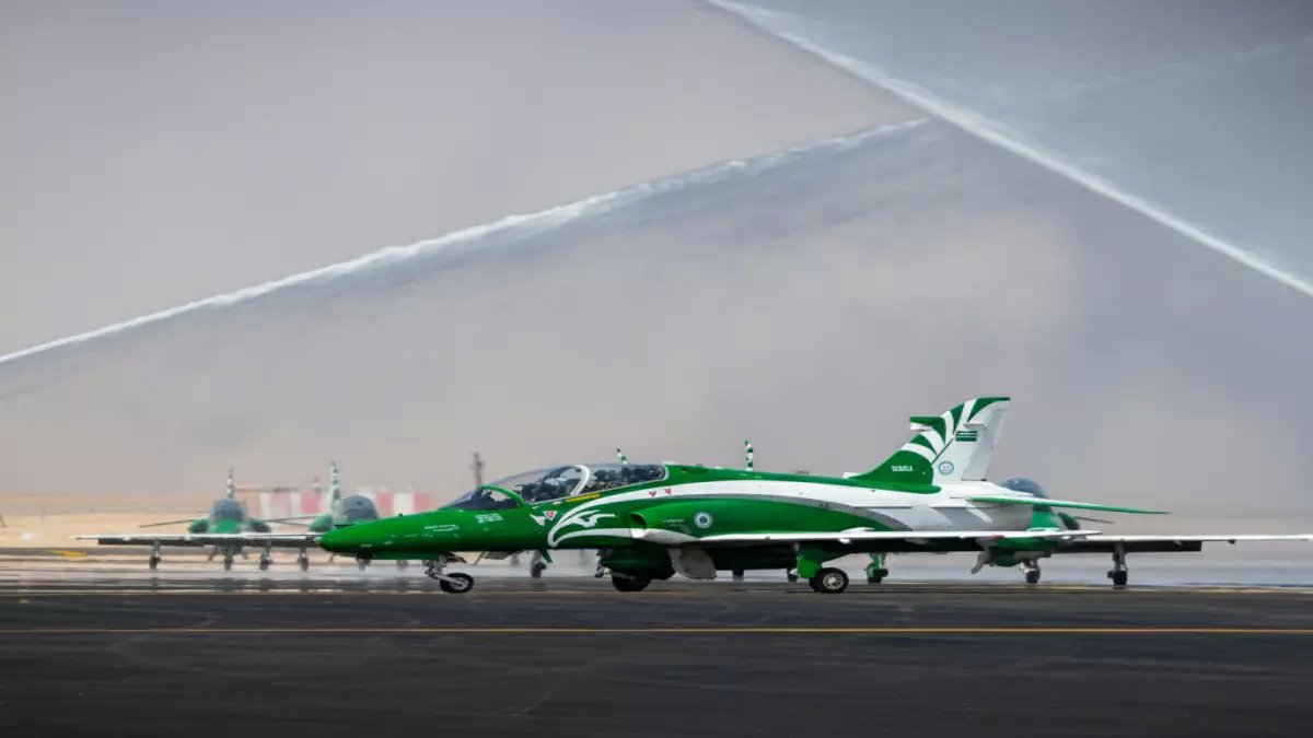 عاجل: الصقور السعودية تحطم الرقم العالمي بأول عرض استثنائي بطائرات الهوك T-165!