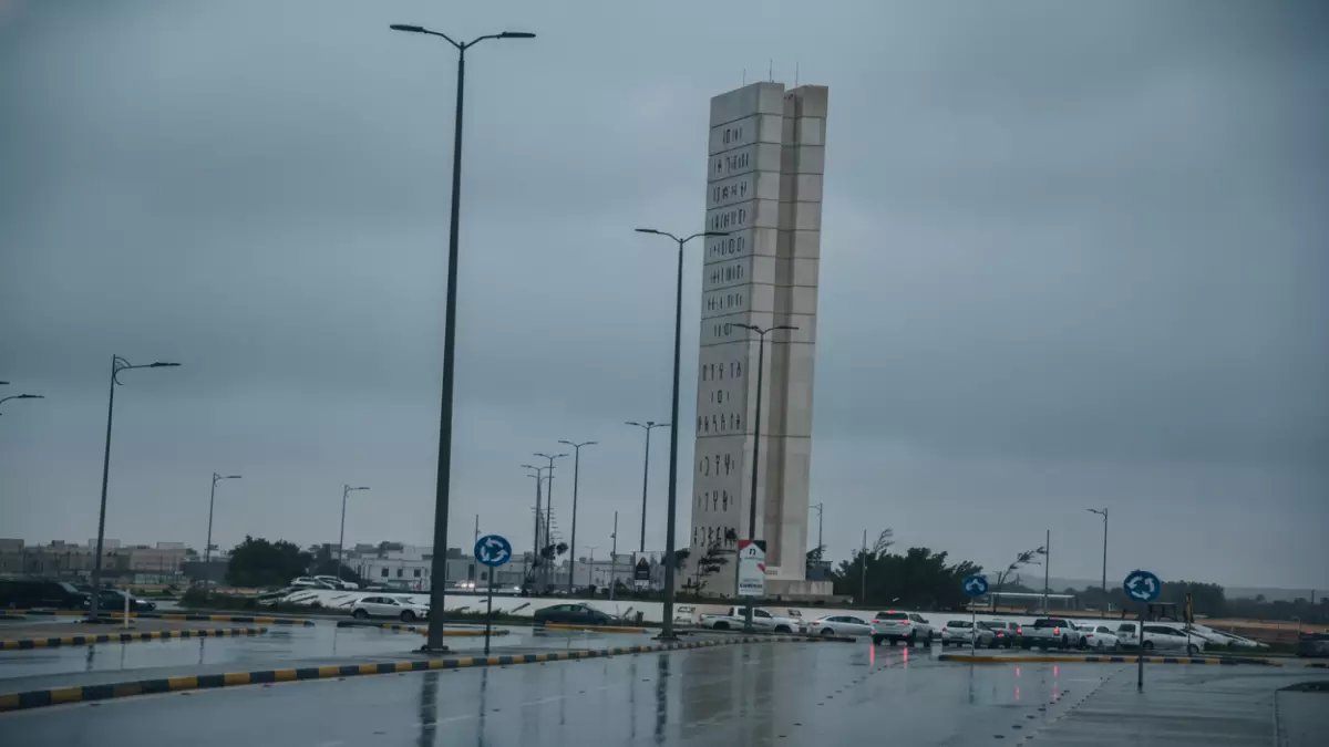 عاجل: الأرصاد تحذر من سيول جارفة وبرد قاتل يضرب 7 مناطق.. والغبار يحجب الرؤية تماماً!