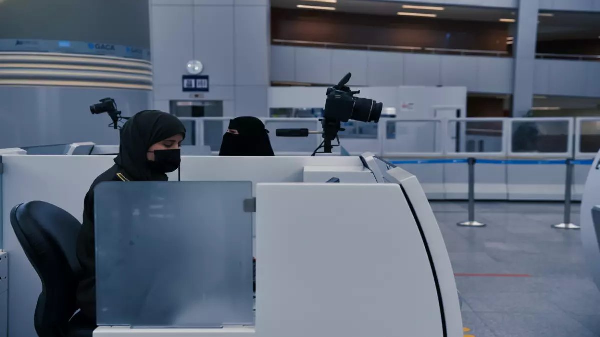 عاجل: الجوازات تحسم الجدل نهائياً - العمالة المنزلية مستثناة من تجزئة الرسوم... لماذا يظهر الخيار إذن؟