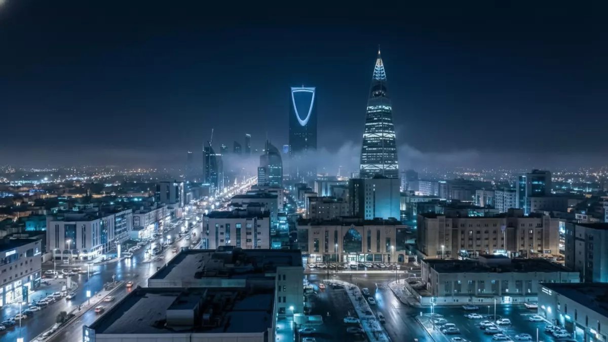 عاجل: ضباب خانق يهدد المملكة اليوم - انعدام الرؤية يُغلق طرقاً رئيسية واستمرار الأمطار في الرياض!