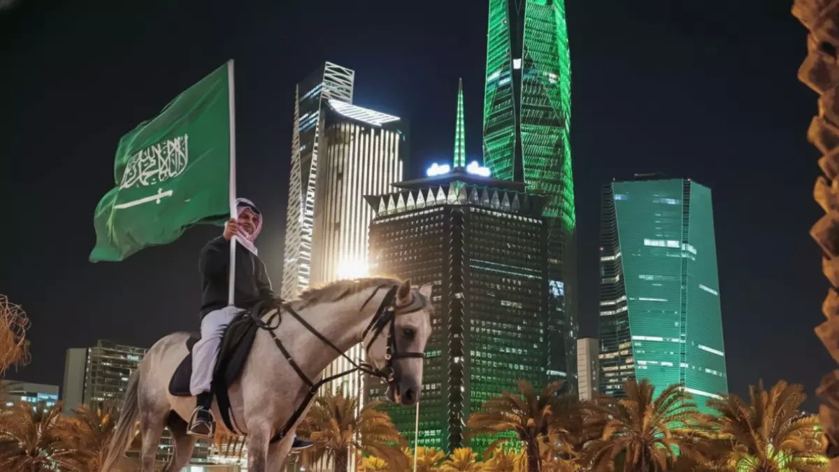 السعودية تقود قراراً تاريخياً: العمل بدون كفيل أصبح حقيقة لتحرير مهني حقيقي