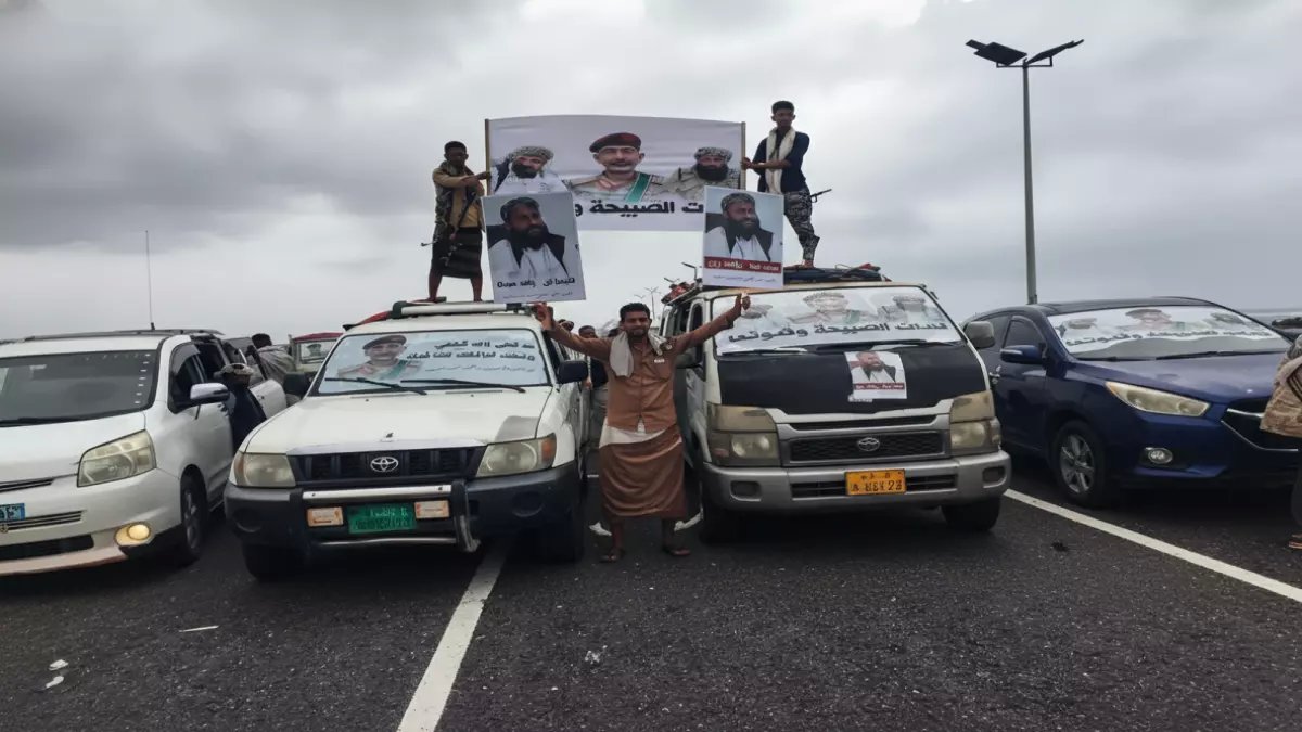 شاهد: موكب من الحب عبر 100 كيلومتر... أبين تغزو عدن بـ«رسالة شكر» للسعودية وموقف تاريخي مع الشيخ حمدي شكري!