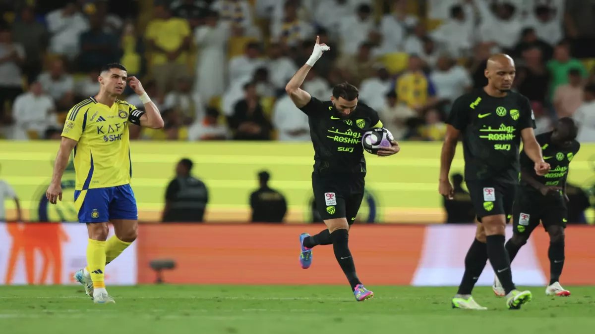 فضيحة تحكيمية تهزّ الكرة السعودية.. خبير يكشف عن خطأ فادح في مباراة الاتحاد والنصر لم ينتبه له أحد!