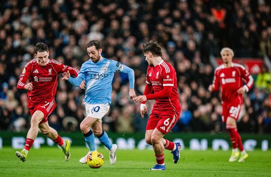 برناردو سيلفا خلال مباراة الدورى الإنجليزى مان سيتى ضد ليفربول