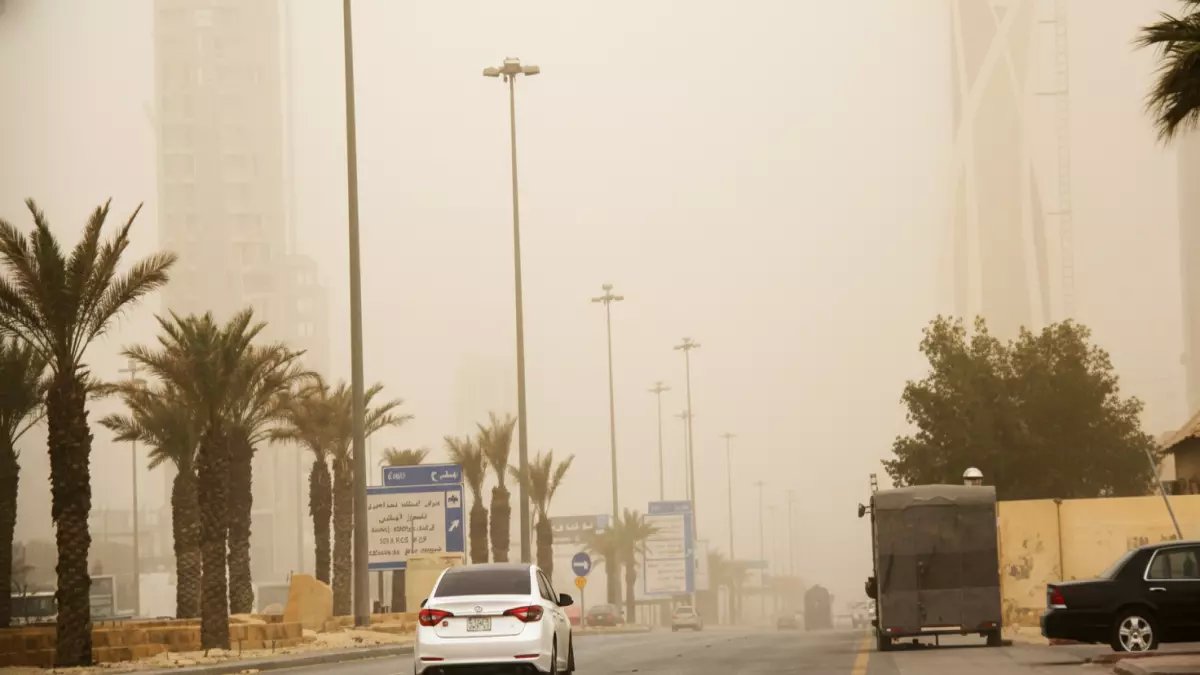 عاجل: السعودية تحطم الرقم القياسي... أنظف أجواء في الإقليم بساعتين غبار فقط بينما الأردن تغرق في 20 ساعة!