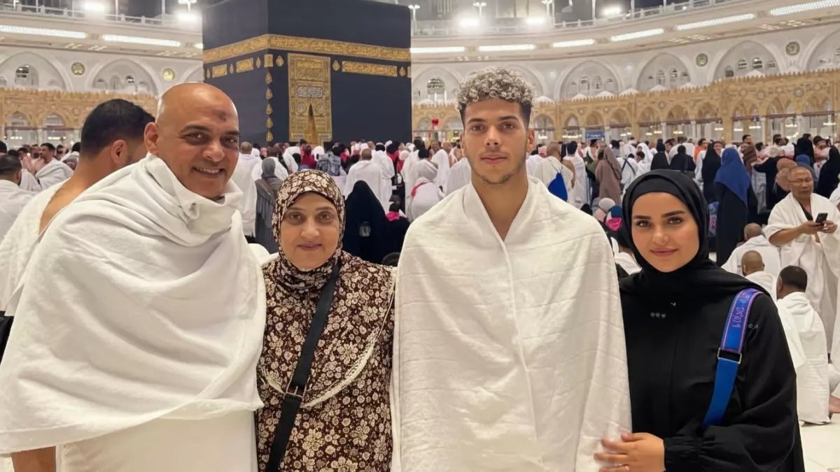 بعد العقوبة.. إمام عاشور يكشف عن لحظات روحانية نادرة مع أسرته في الحرم المكي - الجماهير تتفاعل بحماس!