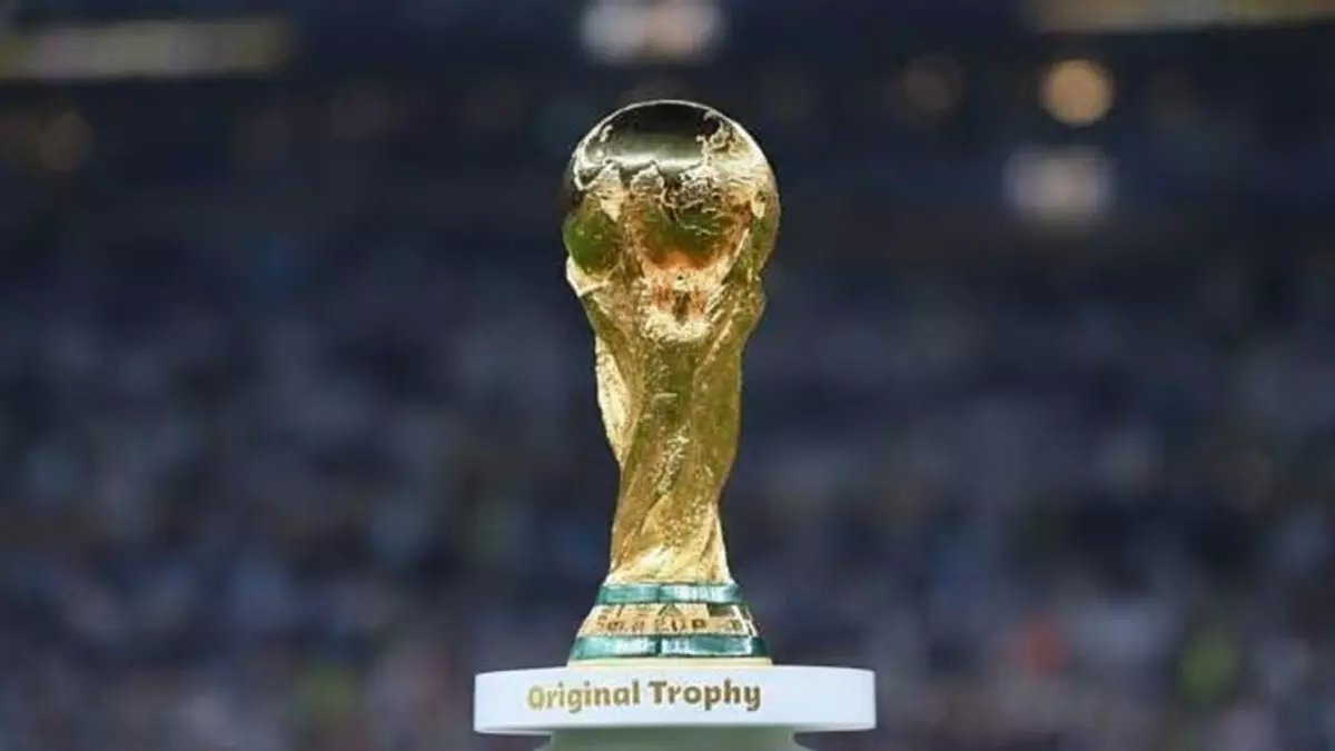 عاجل: لجنة الحكام التونسية تعلن إيقاف حكم مرشح لكأس العالم بعد اعتراف صادم بخطأ تحكيمي أثّر في نتيجة المباراة!