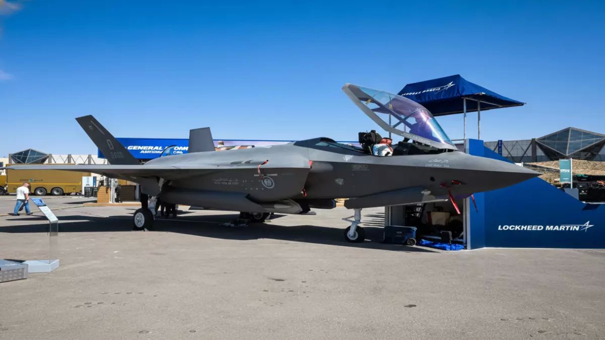 حصري: زوار سعوديون يقودون أخطر طائرة حربية في العالم... F-35 تكشف أسرارها لأول مرة!