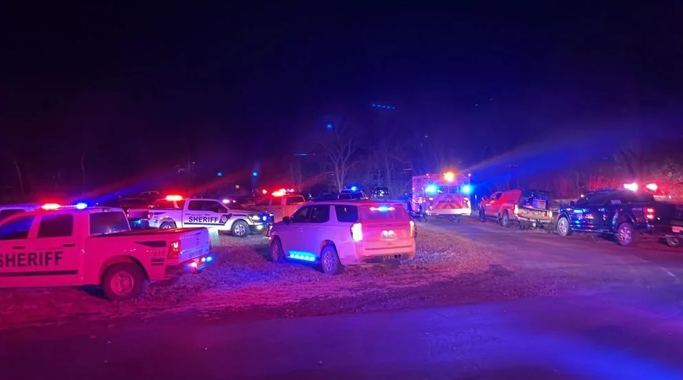 فرق الإنقاذ والشرطة في موقع الحادث