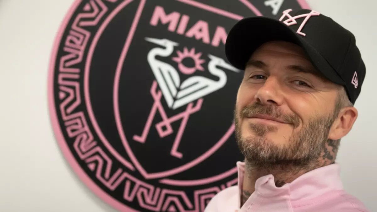 صادم: أساطير كرة القدم يتحولون لملوك الأندية - كيف أصبح ميسي وزلاتان أسياد الملاعب والمكاتب!