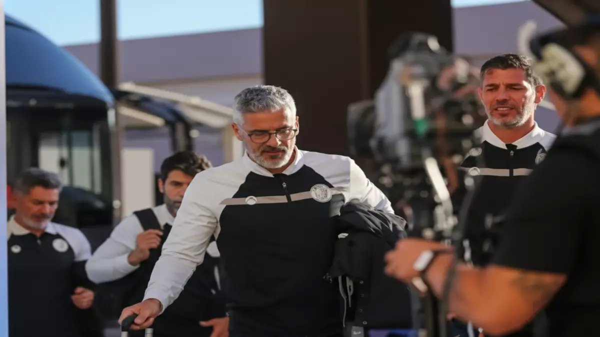 عاجل: ضمك يطرد مدربه البرتغالي بعد فضيحة تاريخية... فوز واحد فقط من 21 مباراة!