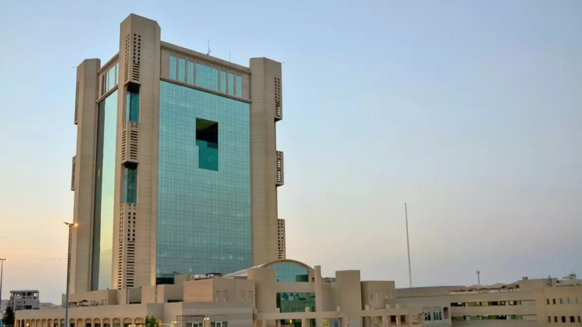 عاجل: أمانة جدة تكشف فضيحة مدوية... إتلاف 5 أطنان لحوم فاسدة مجهولة المصدر وإغلاق مواقع سرية!