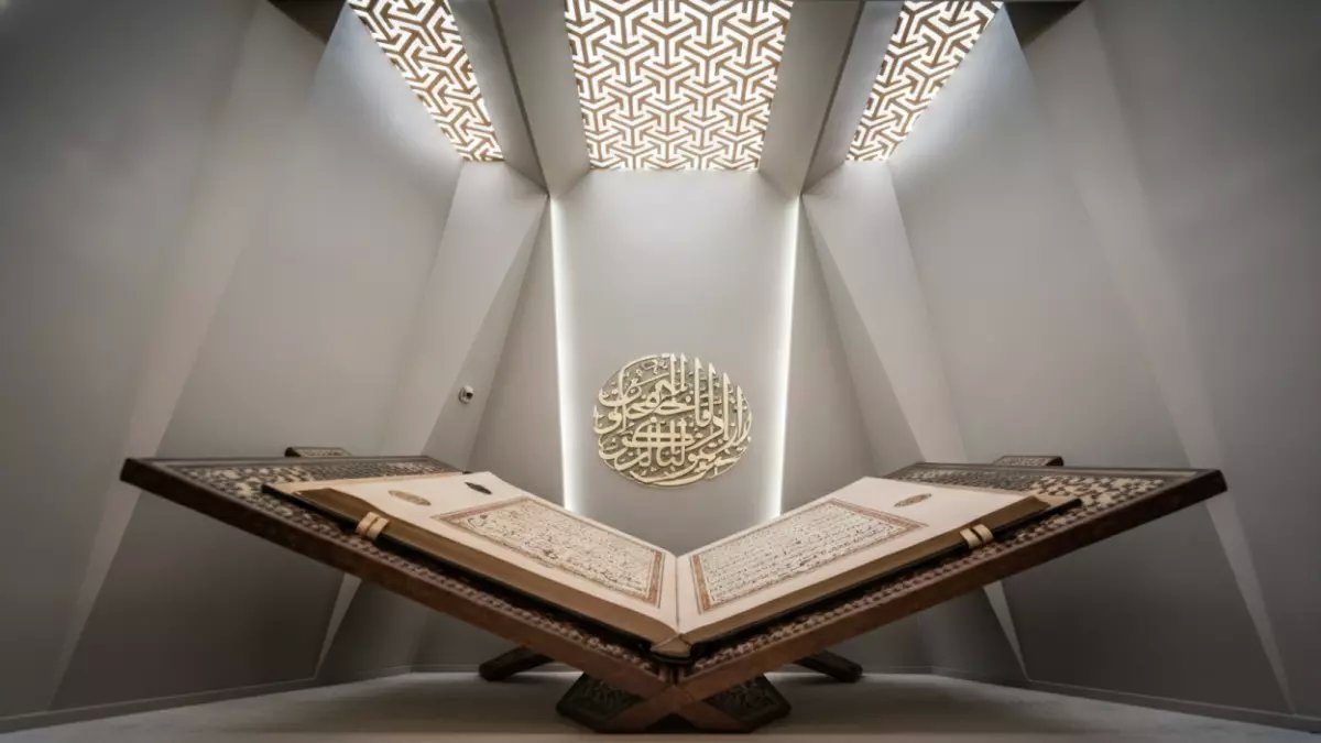 عاجل: مكة تكشف عن أكبر مصحف في العالم - 700 صفحة بحجم خيالي يحطم كل الأرقام!