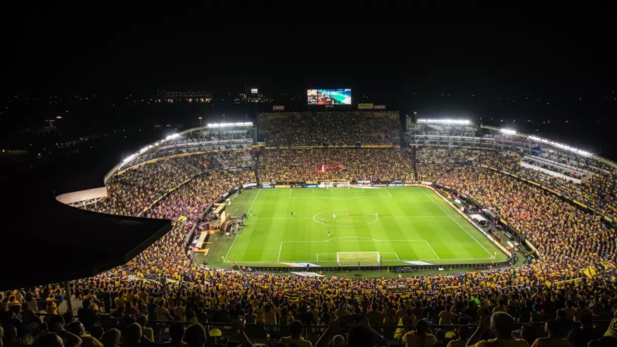 عاجل: ميسي يشعل الإكوادور في ليلة تاريخية أمام برشلونة... جماهير تملأ المدرجات والشوارع!