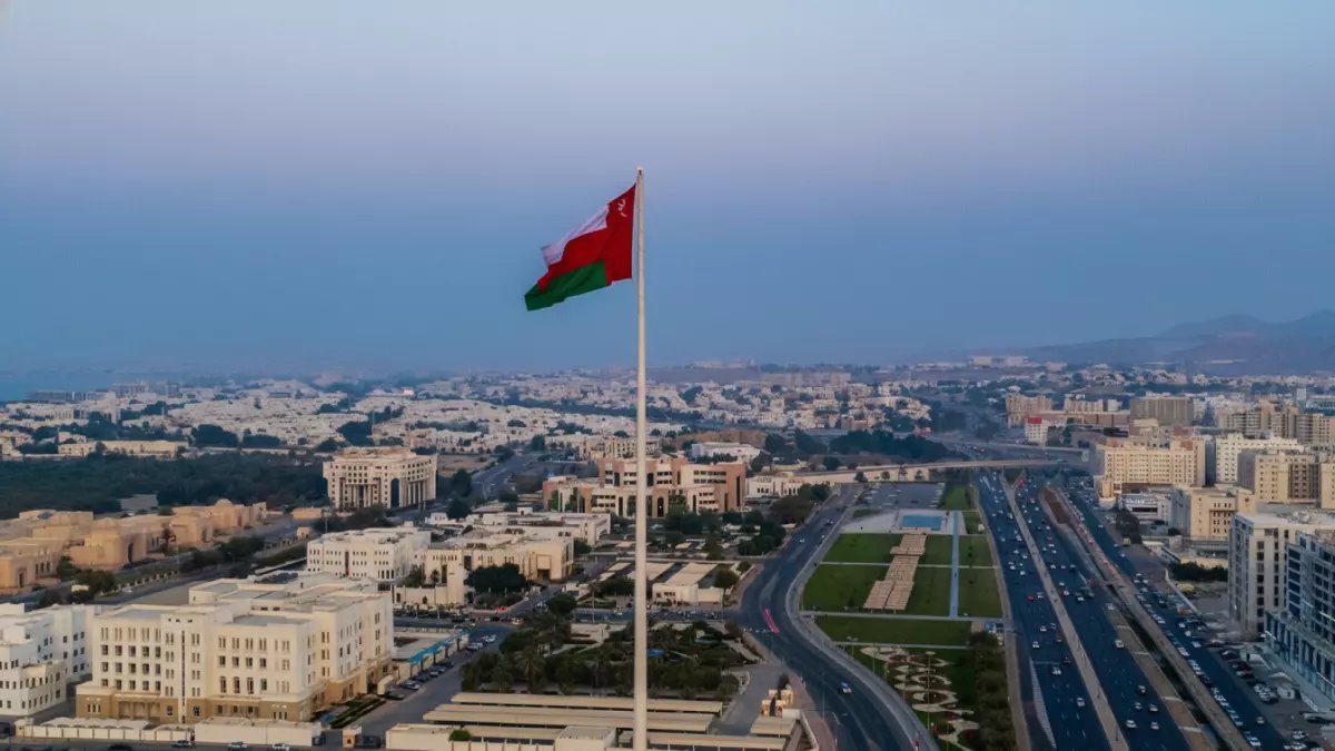 عاجل: سلطنة عمان تلغي "شهادة عدم الممانعة" نهائياً... دليل 2026 الكامل لنقل الكفالة خلال 30 يوماً!