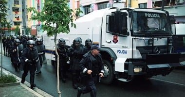 ألبانيا: إصابة 16 شرطيا واعتقال 13 شخصا خلال اشتباكات فى تيرانا