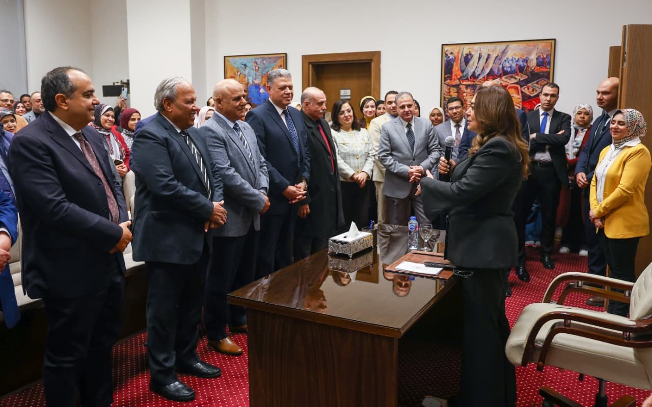 خلال لقاء الوزيرة بالعاملين