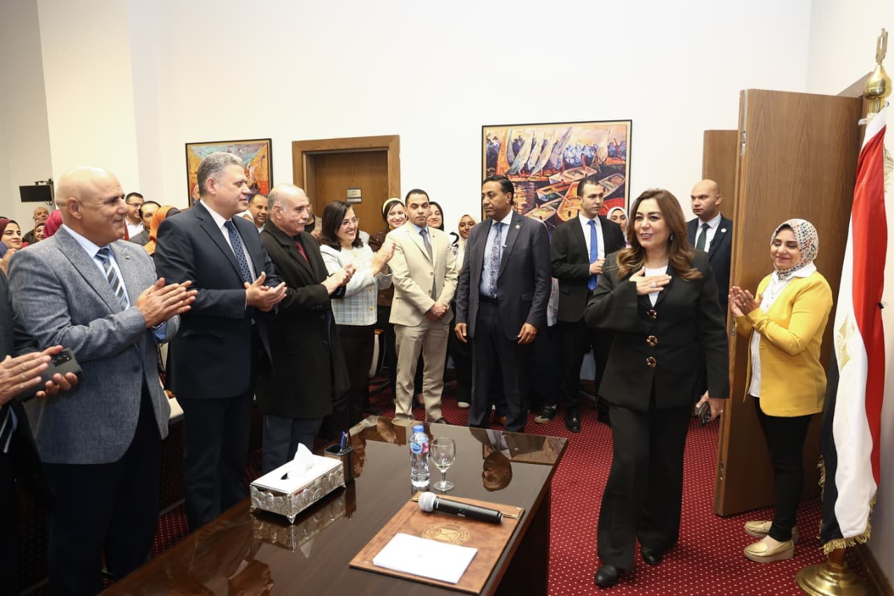 العاملين بالوزارة يستقبلون الوزيرة