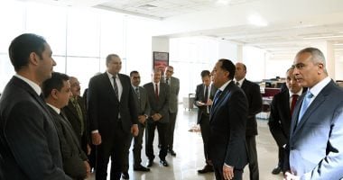 بعد اليمين الدستورية.. مدبولى يمر على الموظفين بقطاعات مجلس الوزراء "صور"