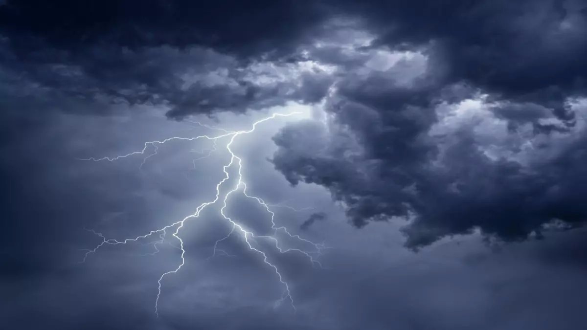 تحذير عاجل من أعلى سلطة جوية في البلاد يقلب موازين نهاية الأسبوع للملايين: المركز الوطني للأرصاد يكشف عن رياح تصل إلى 50 كم/ساعة وتغلق الطرق