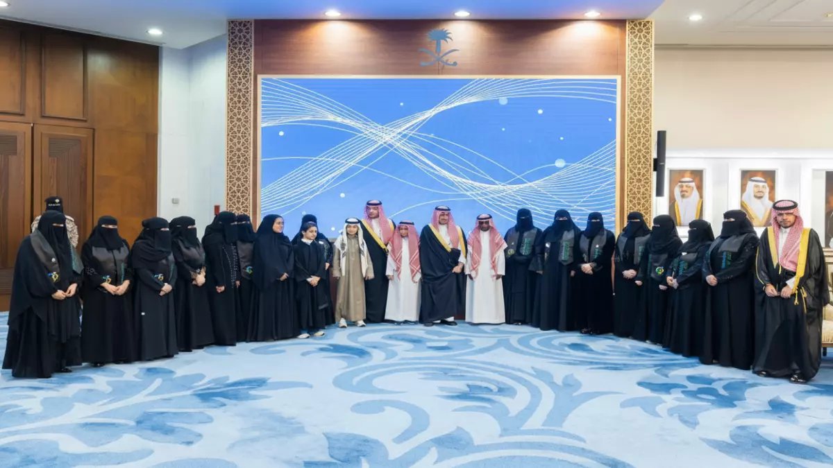 أمير الشرقية يُكرم 15 أماً استثنائية... قصص مؤثرة من 140 مترشحة في جائزة "الأم المثالية"!