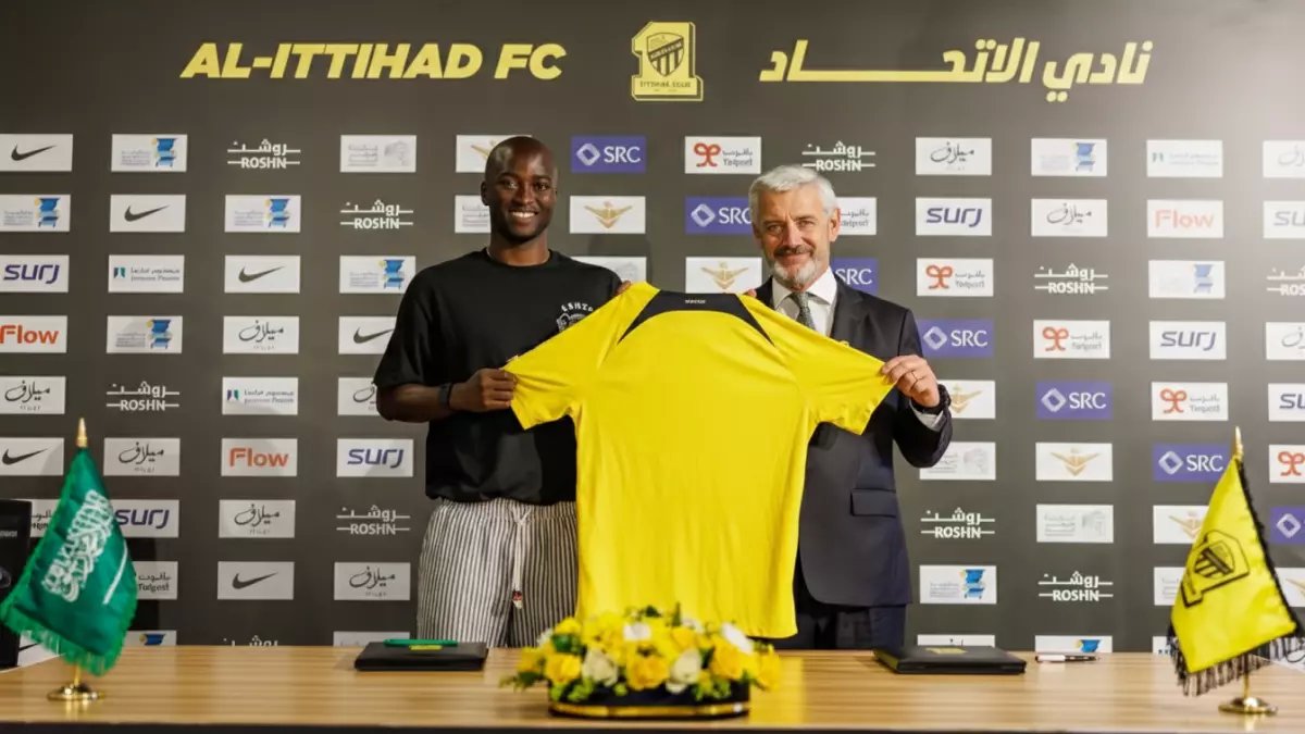 عاجل: الاتحاد يصدم الجميع بتمديد عقد النجم البرتغالي دانيلو حتى 2027... قرار تاريخي بعد رحيل بنزيما!