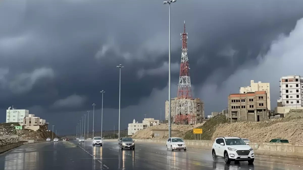 فقط من المصدر الرسمي... المركز الوطني للأرصاد يحذّر سكان 6 مناطق سعودية محددة من خطر محدق