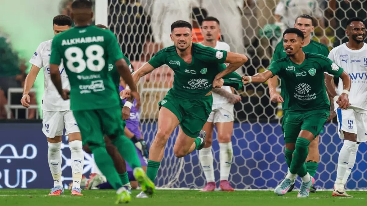 عاجل: الأهلي يستعيد نجمه قبل ساعات من القمة النارية أمام الشباب... الفحوص تكشف المفاجأة!