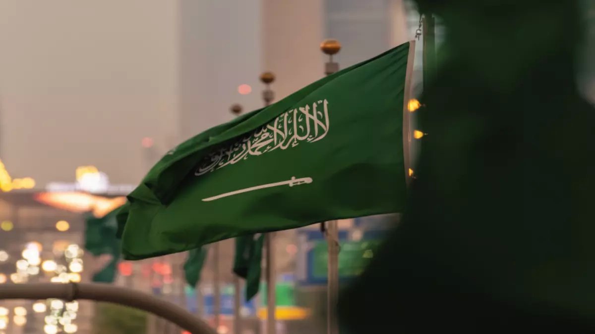 عاجل: السعودية تطلق تأشيرة العمل بدون كفيل… 7 خطوات فقط تمنحك الإقامة الدائمة وتملك العقارات!