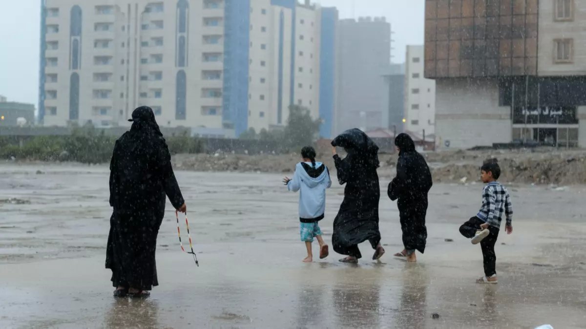 عاجل: عاصفة ترابية تضرب السعودية وتحذيرات خطيرة للمواطنين - الرؤية تنعدم والأمطار تفاجئ المناطق الجنوبية!