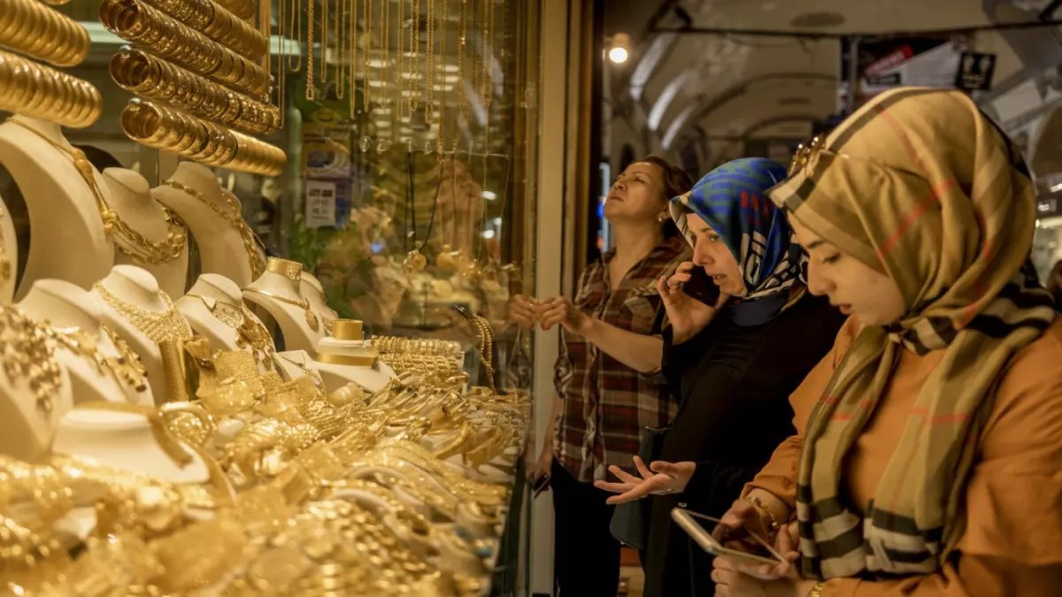 عاجل: الذهب يحلق في العراق… أسعار صادمة تتجاوز 213 ألف دينار والعراقيون في حيرة!