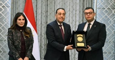 مصطفى مدبولى يُكرم الوزراء السابقين بحضور الوزراء الجدد