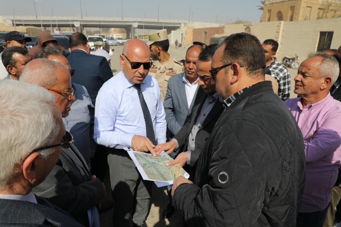 محافظ القاهرة خلال الجولة