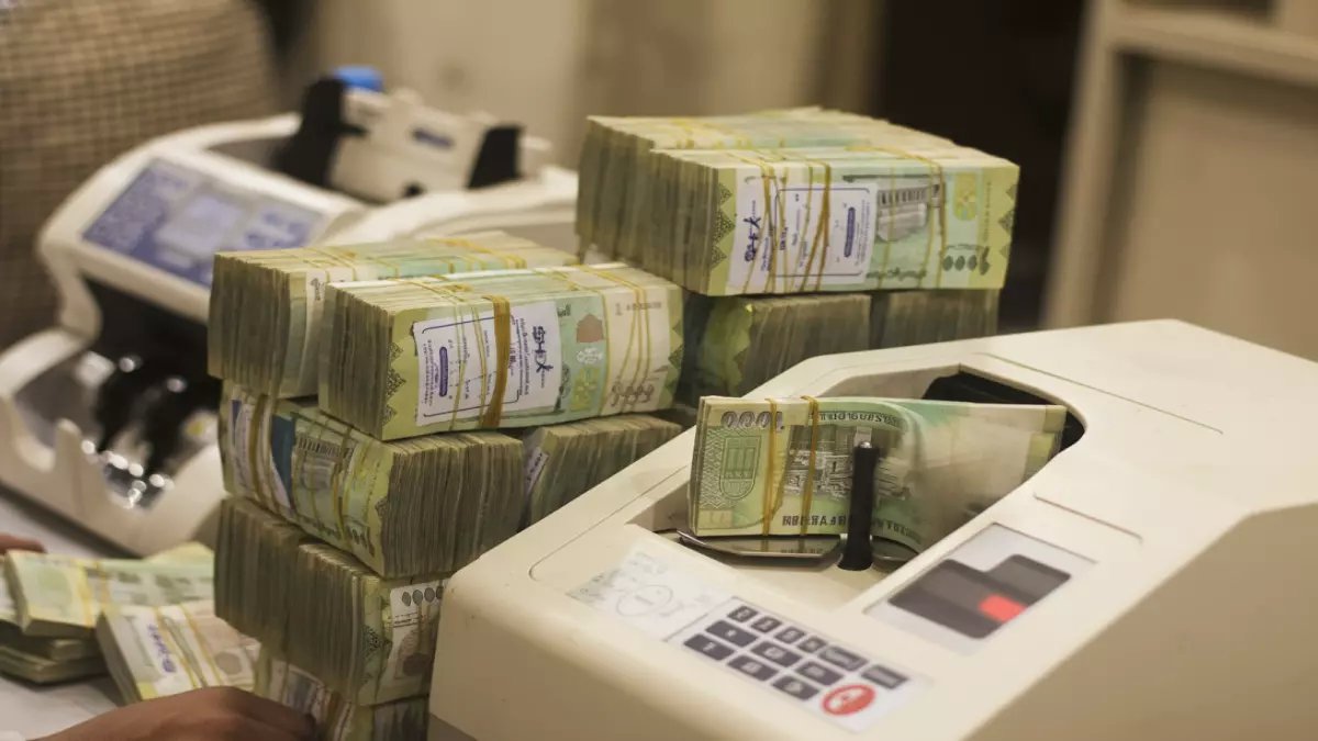 بنك واحد يتحدى الأزمة الاقتصادية بأقوى سلاح... شاهد كيف قدم بنك عدن الإسلامي 'المعجزة المالية': دفع 3 أشهر رواتب دفعة واحدة للموظفين الحكوميين