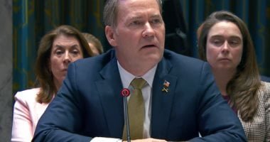 سفير أمريكا لدى الأمم المتحدة يؤدى تدريبات ضغط مع جنود المارينز.. فيديو