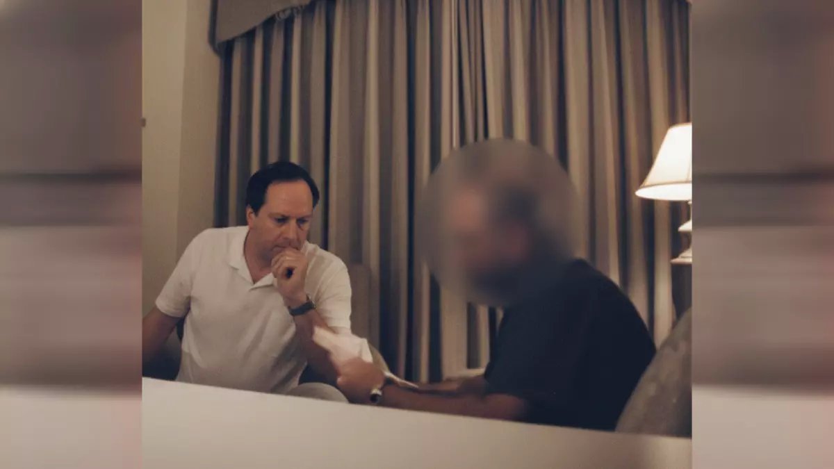 صادم: كشف وجه عميل FBI سري في فيديو إبستين المحظور... الـ50 ألف دولار التي فضحت المؤامرة!