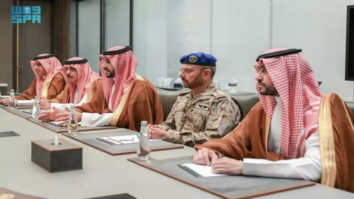 عاجل: لقاء استراتيجي سري بين وزير الدفاع وقائد الجيش الباكستاني... تحالف عسكري جديد؟